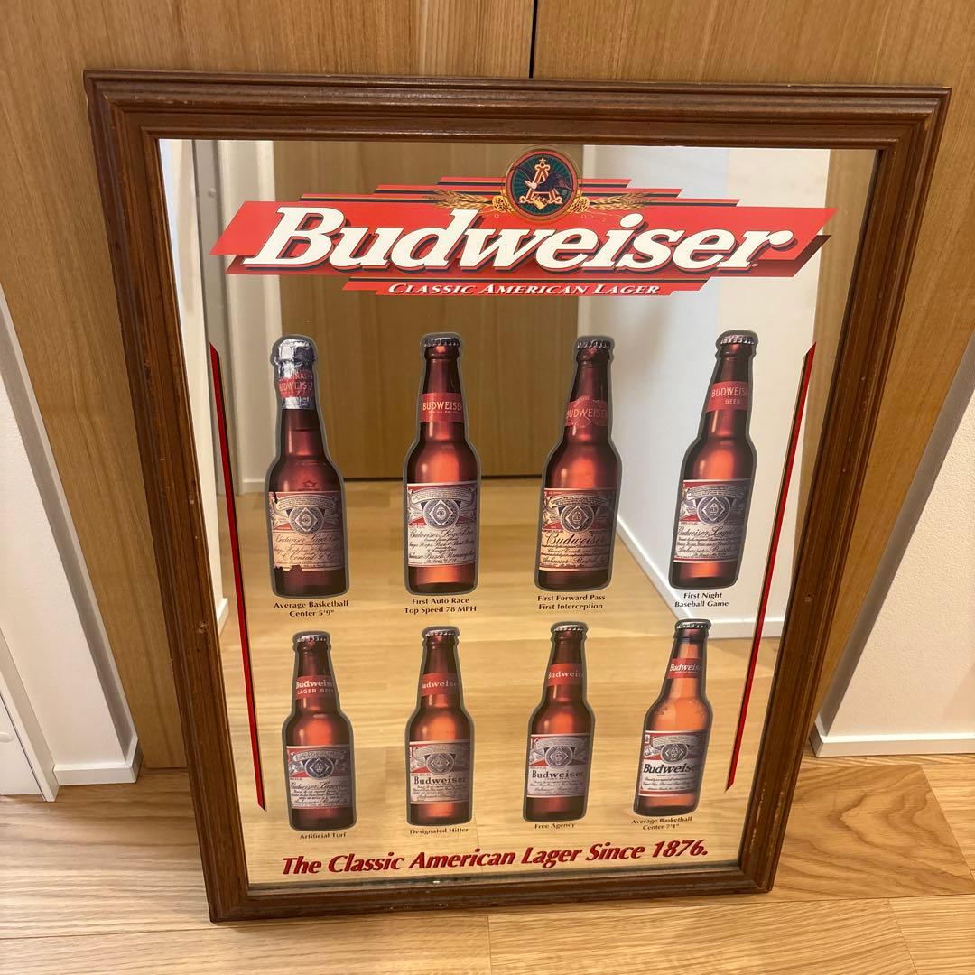 Budweiserのクラシックラガーを描いた木製フレーム付きガラス製壁掛け鏡 パブミラー バーミラー 鏡 壁掛け バドワイザー ビールBudweiser（ pub