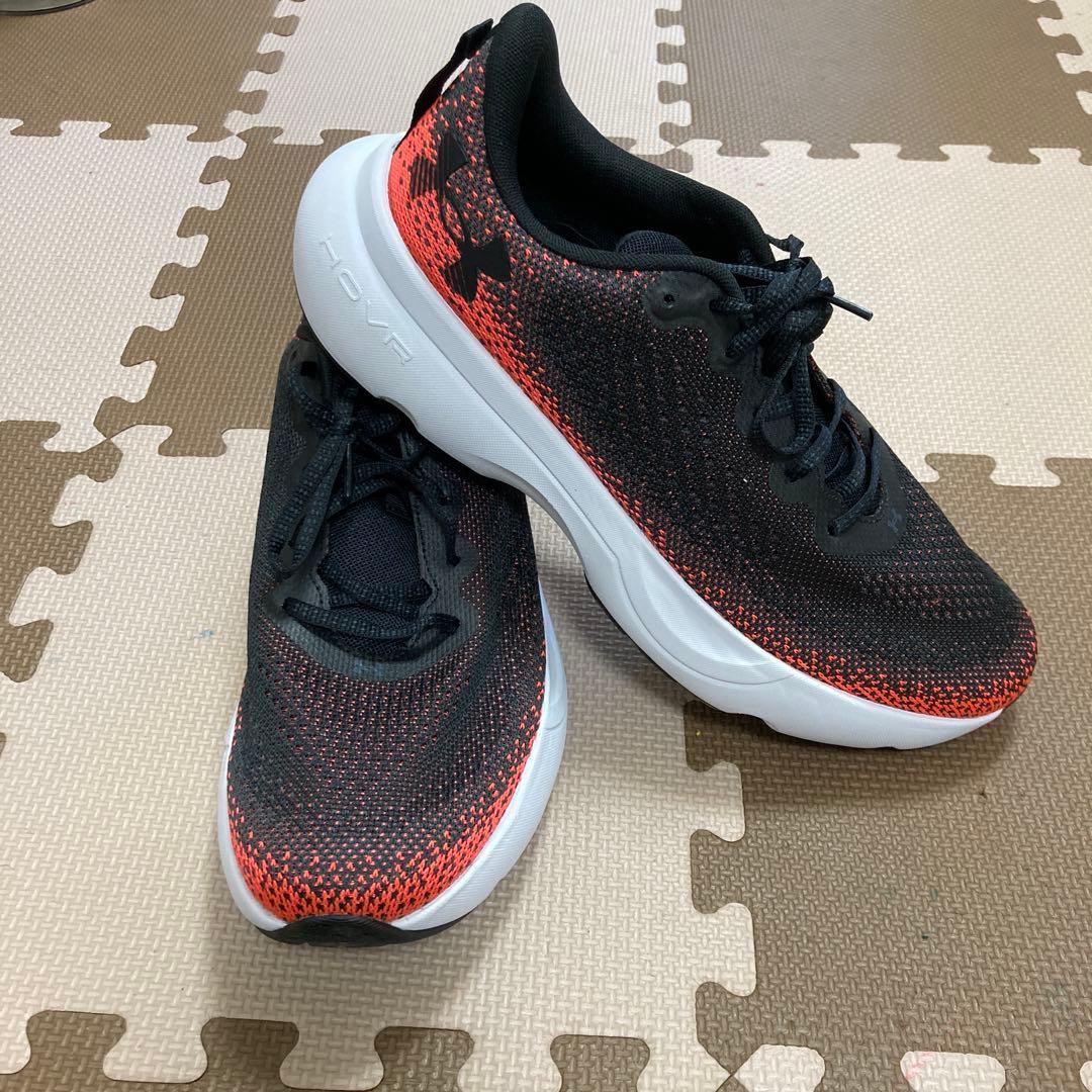 Under Armour ランニングシューズ ブラック/オレンジ - メルカリ