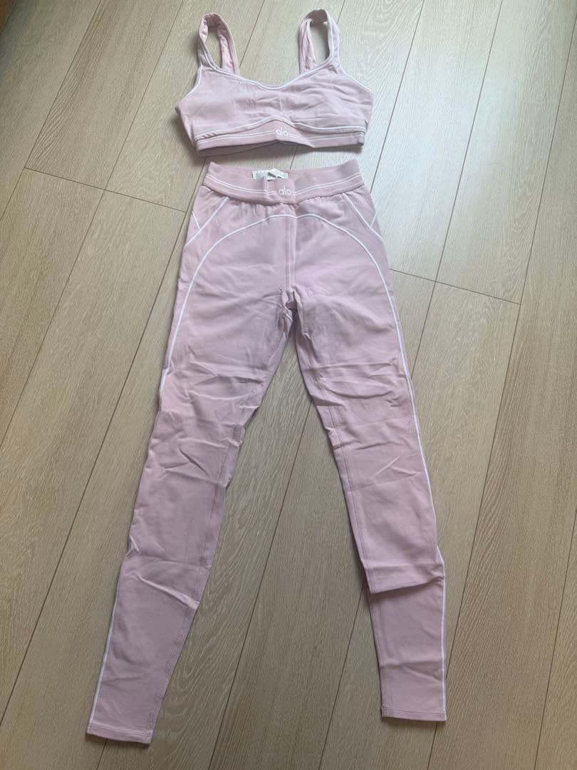 alo ピンク スポーツブラS＆レギンス XS 定価3万以上 - メルカリ