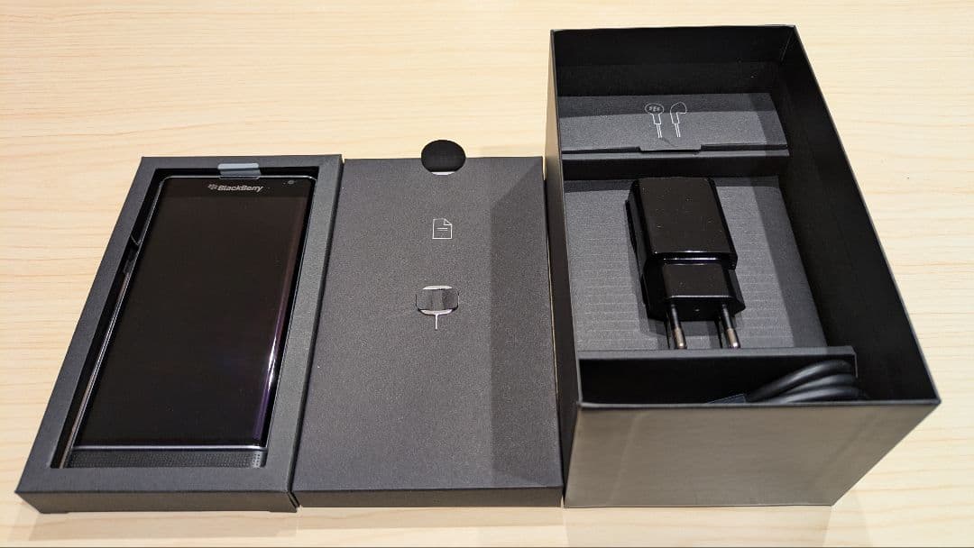 BlackBerry PRIV（STV100-3）グローバル版 - メルカリ