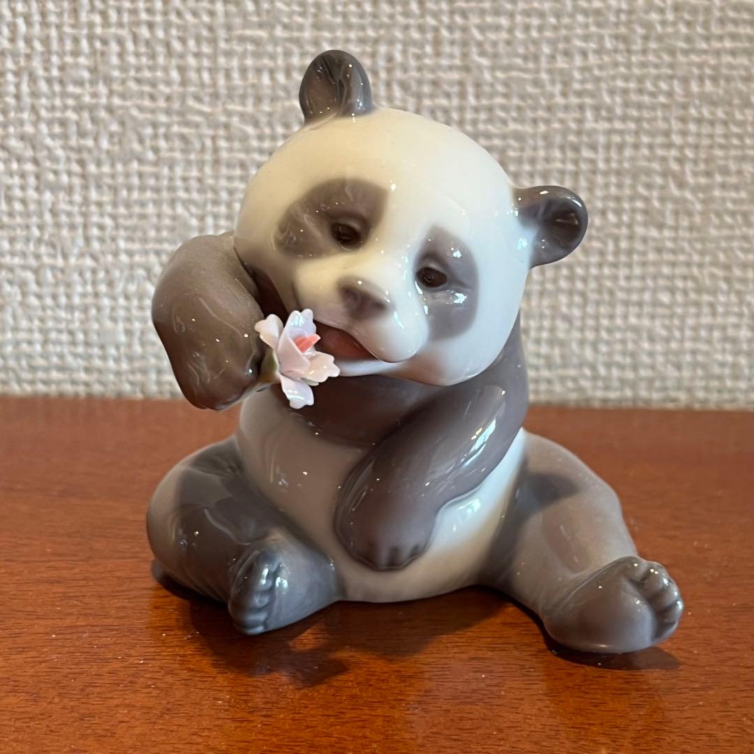 超美品　リヤドロ　パンダ　紫の花　フィギュリン　人形　陶器　置物　E オブジェ 超美品 リヤドロ パンダ 紫の花 フィギュリン 人形 陶器 置物 E