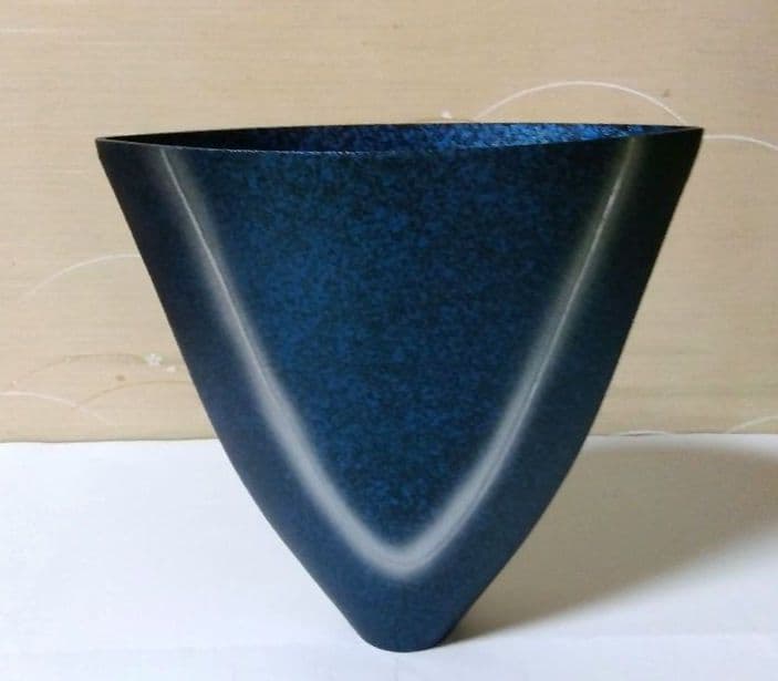 花器　合金　中板付き アルミ合金花器 清流 ブルー散らし - 花器ギャラリー 裕器 (ゆうき）