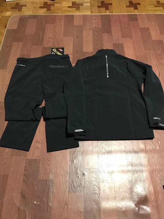 希少 アンダーアーマー MD ブラック ゴアテックス ウェアのみの出品