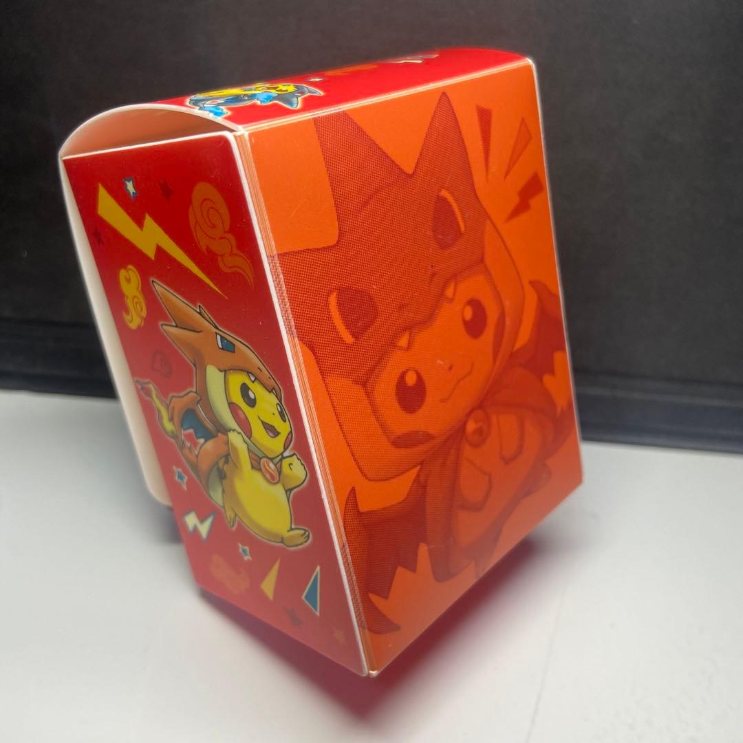 デッキケース メガリザードンYのポンチョを着たピカチュウ - メルカリ