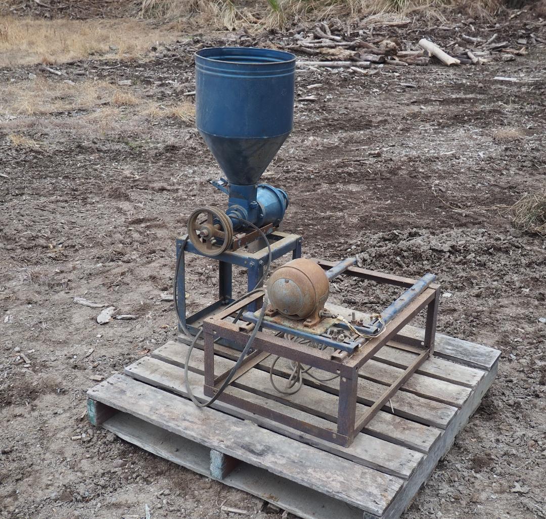 台座付き　製粉機　非食品にお使い下さい　20年もの 粉砕機】新製品！加熱機能付き多連掛けボールミル架台 | エイシンブログ