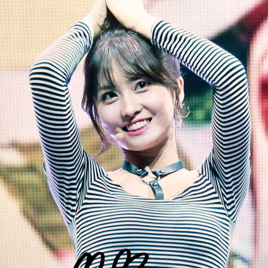 セール中…モモ直筆サイン入り超大型写真…Momo…TWICE‥➉ - メルカリ