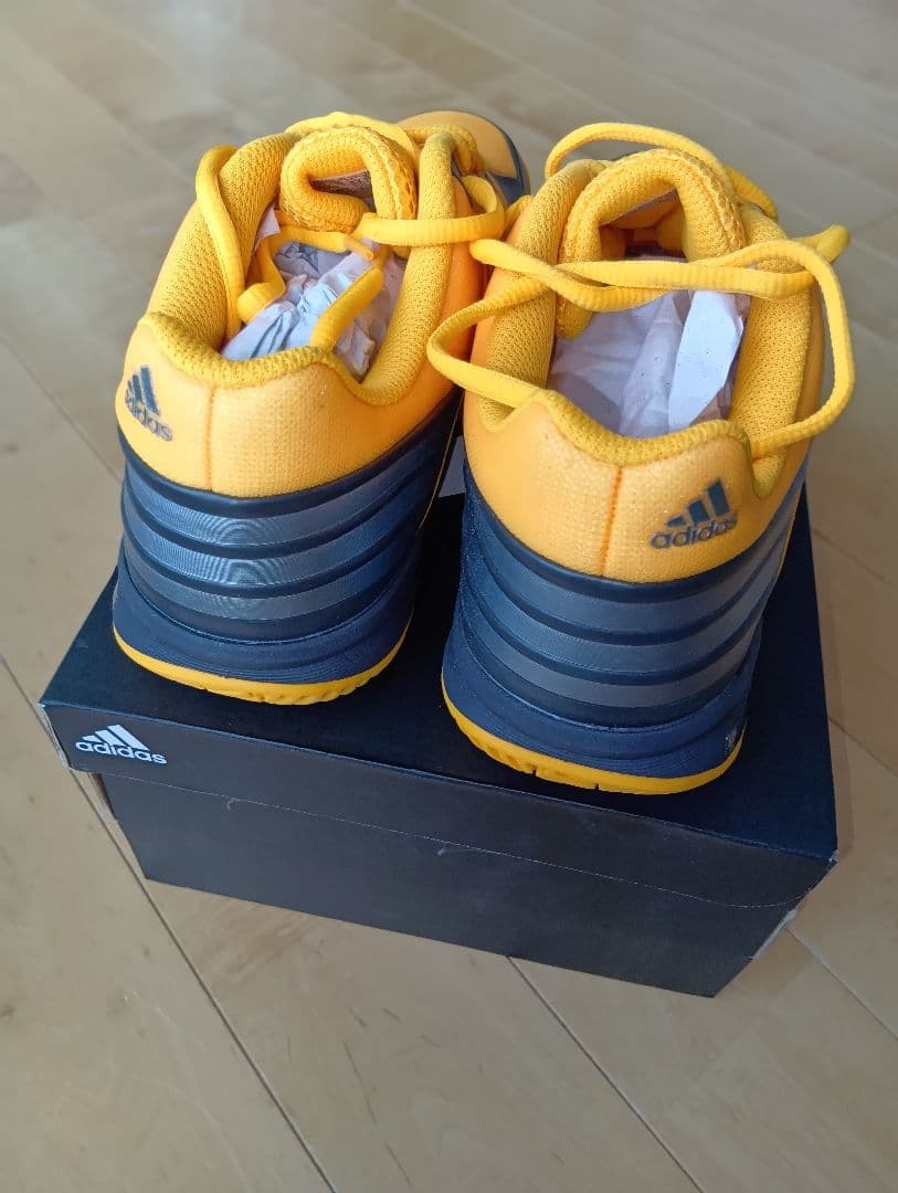 未使用　adidas バドミントンシューズueberschell　26.5cm