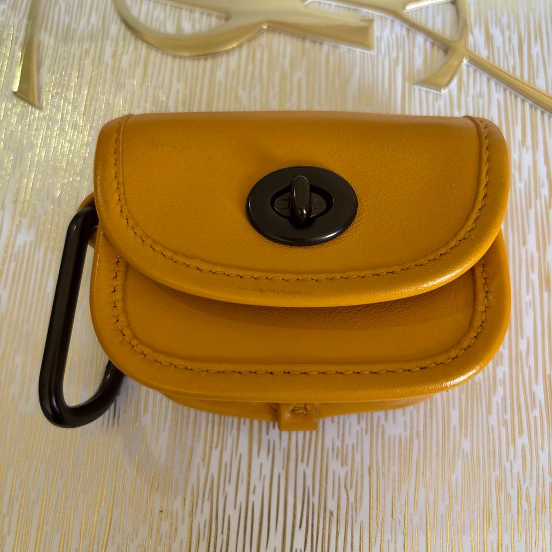 COACH Airpodsケース ヘリテージターンロック カラビナ付き COACH Airpodsケース ヘリテージターンロック カラビナ付き