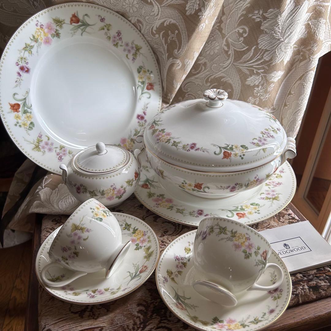 英国製 黒壺 WEDGWOOD MIRABELLE可憐な花柄カバードベジタブル - メルカリ