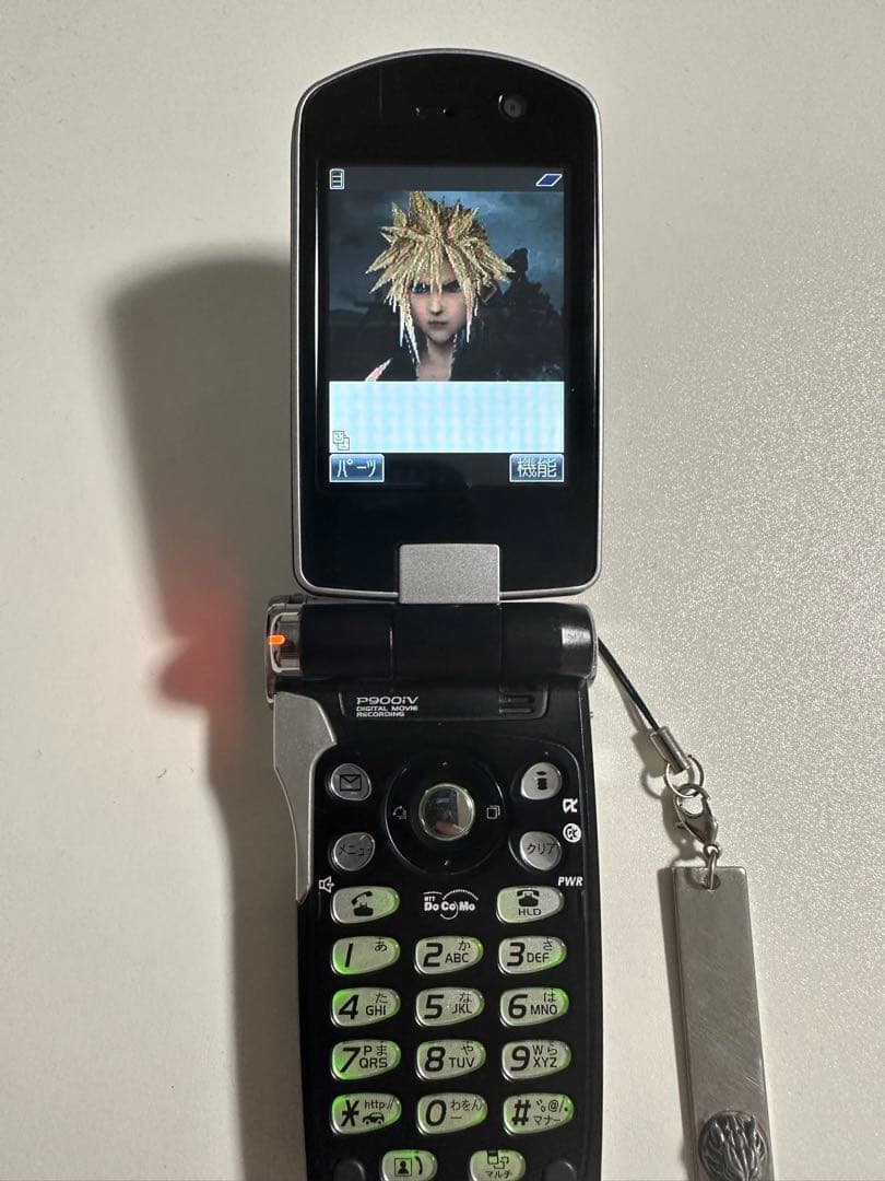 美品FOMA P900iV 携帯電話 クラウド ブラック アドベントチルドレン