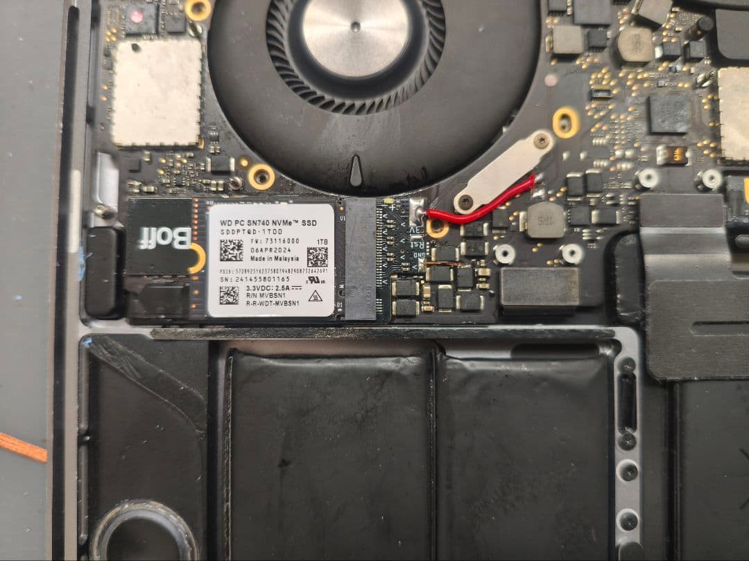 MacBook Pro A1706 TouchBar13