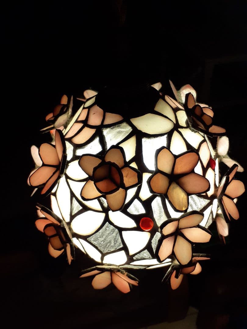 春にぴったりの艶やかで桜の花びらを散りばめた様な可愛らしいペンダントライト 春にぴったりの艶やかで桜の花びらを散りばめた様な可愛らしい