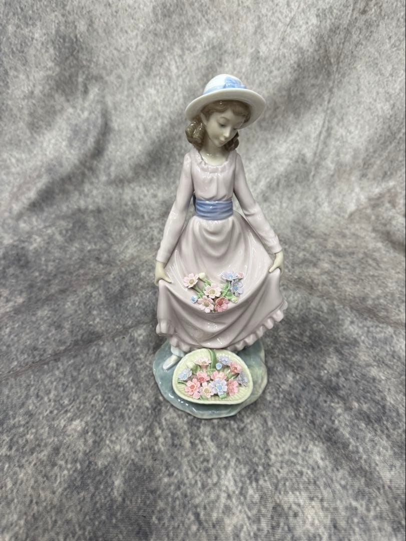 リヤドロ　フィギュリン　花のバスケット リヤドロ フィギュリン『Flowers in the Basket』を買い取りました
