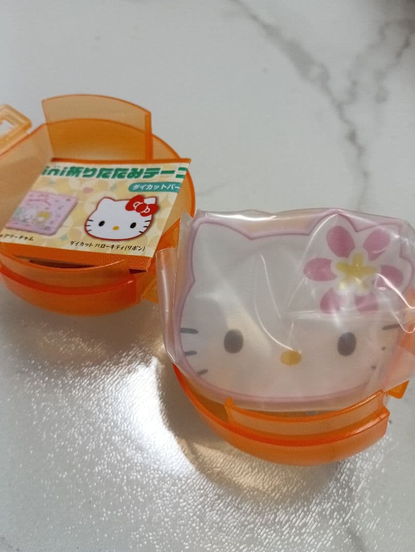 ミニミニ折りたたみテーブル♡ダイカットハローキティお花 - メルカリ