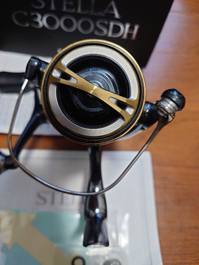 14ステラC3000SDH リールフットの塗装にキズあり写真の白◯を確認