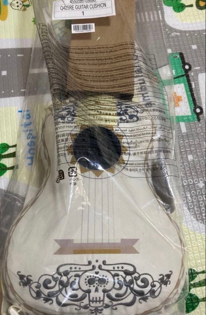 リメンバーミー ギター型クッション - メルカリ