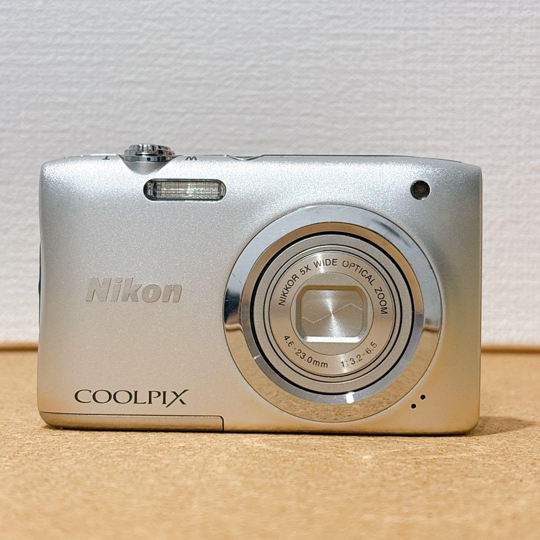 美品！Nikon COOLPIX A100 シルバー コンパクトデジタルカメラ - メルカリ