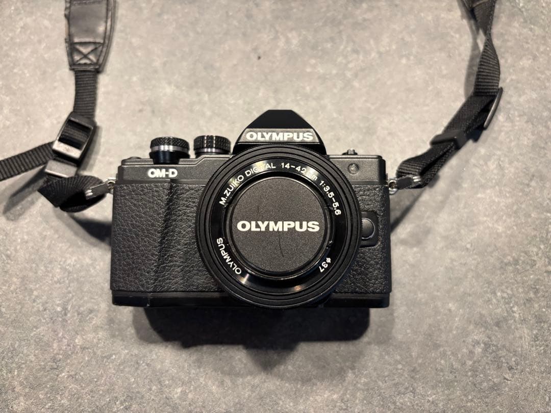 OLYMPUS OM-D ミラーレスカメラ 14-42mmレンズ付 OM SYSTEM M.ZUIKO DIGITAL ED 14-42mm F3.5-5.6 EZ｜ボディキャップが