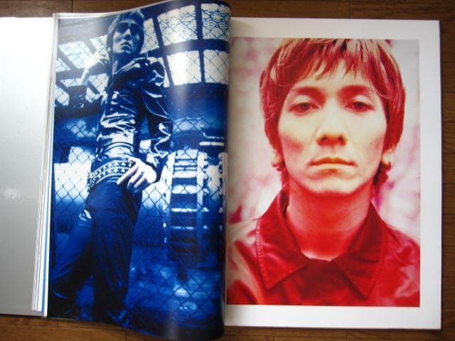 みつめあう2人 吉井和哉 直筆サイン入り写真付き - メルカリ