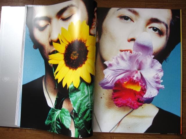 みつめあう2人 吉井和哉 直筆サイン入り写真付き - メルカリ