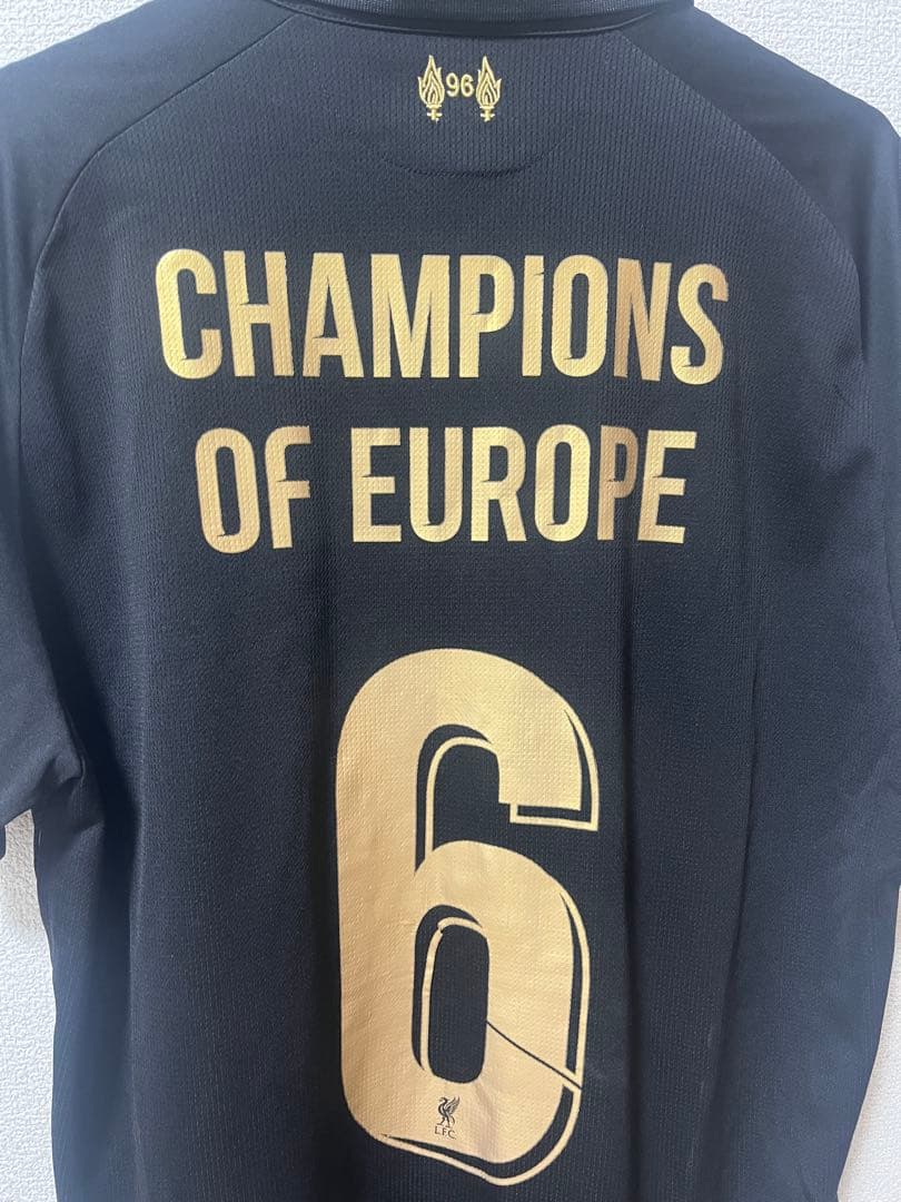 リバプールFC 18/19UCL優勝記念ユニフォーム 黒×金 L-XLサイズ - メルカリ