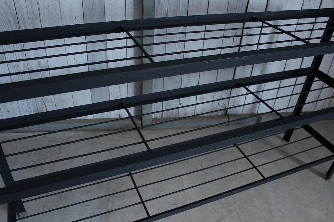 古いアイアンフレームと古材の収納棚 食器棚 オープンラック 靴棚 古