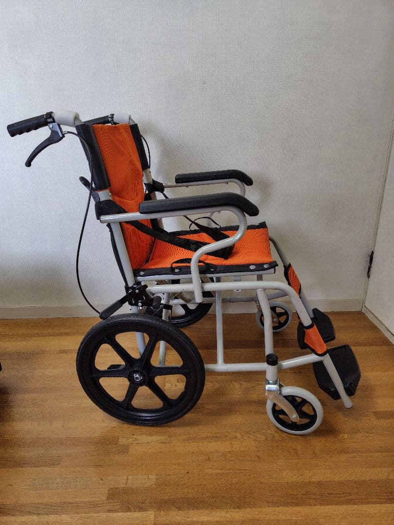 オレンジの折りたたみ式介助用車椅子 - メルカリ
