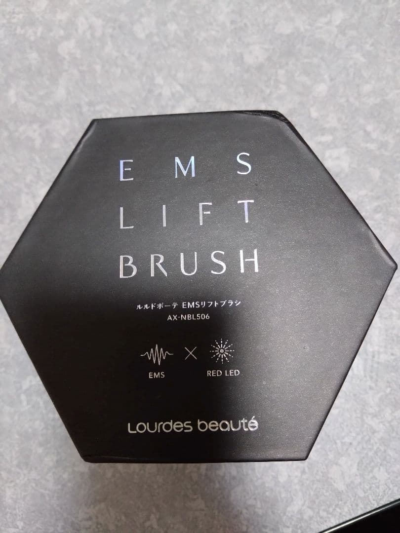 ルルドボーテ　EMSリフトブラシ 頭皮や筋膜にアプローチする手のひらサイズの“ルルドボーテ EMSリフト