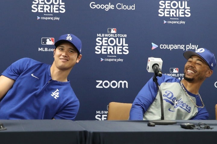 大谷翔平が同僚ベッツとシルバースラッガー賞の表彰式に出席！ 最強