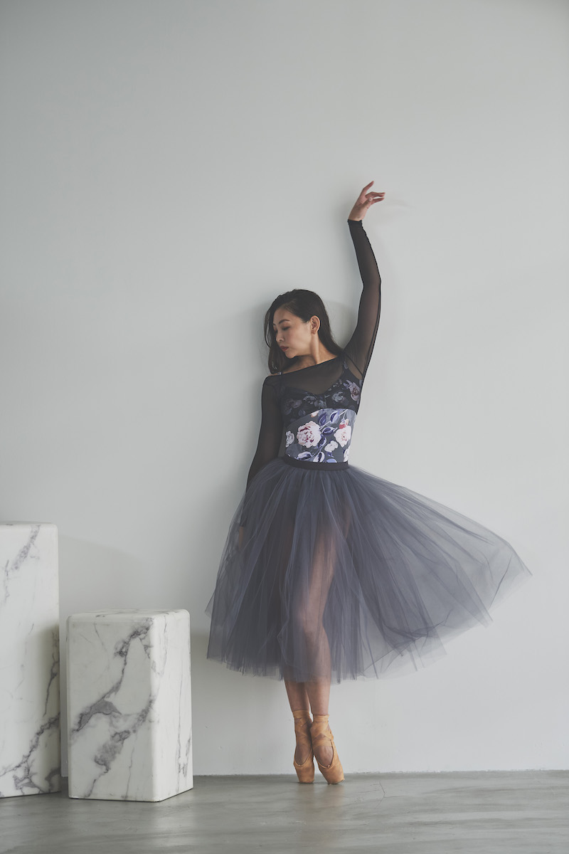 stina / type Q mermaid / Joy flower light gray
