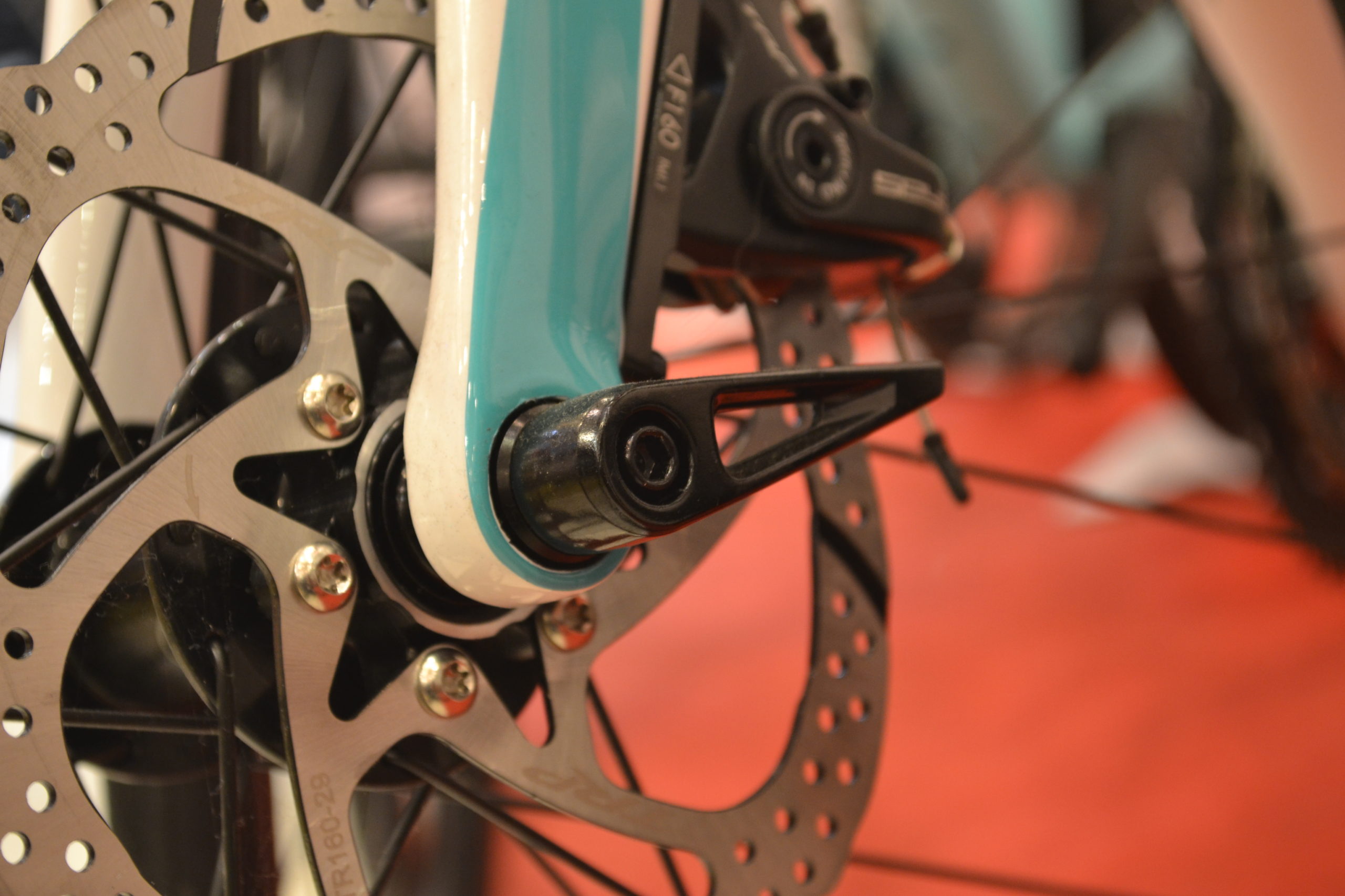 dtswiss スルーアクスル スペシャライズド スルーアクスル フロント